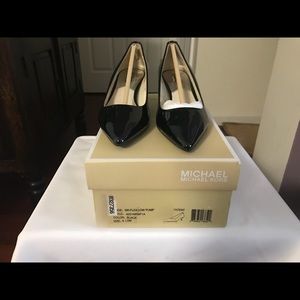 Michael Kors Flex Kitten Heel Pump sz 6.5